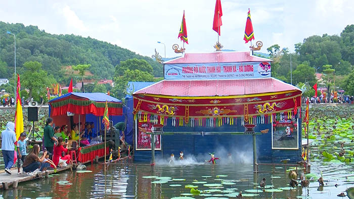 Xem rối nước ở Lễ hội mùa thu Côn Sơn - Kiếp Bạc
